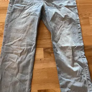 Säljer ett par Weekday jeans i strl 28/32. Nypris 600 kr De kommer nysktrykna till köparen.