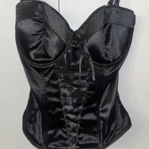 Svart Korsett Topp - Bra skick, använd fåtal gånger, kupstorlek 85C (sitter mer som en 75-80 runtom)