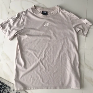 Nike t-shirt - Storlek 158-170. I väldigt bra skick, inga hål eller slitna ställen. Kontakta vid frågor 🤗