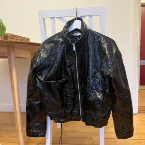 Lackjacka - Svart ”lack”jacka från nakd 