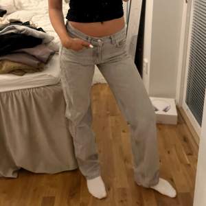 Gråa jeans från Ginatricot:) Jag är 160-163 cm lång! 