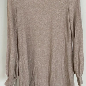 Längre tröja - I använt skick men hel och ren 