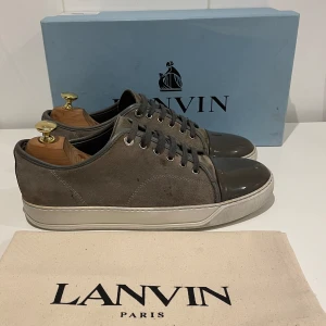 Lanvin skor  - Hej! Säljer nu dessa super snygga lanvin skor. Skorna är i superfint skick 8/10(smuts på bild 1) med skorna medföljer dustbag 