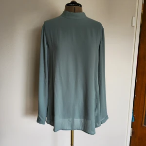 Oanvänd blus från Filippa K - Oanvänd, endast testad. Liten öppning i ryggen. Går åt en turkos blå nyans. Passar S/M