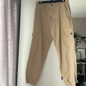 Cargo byxor - Beige cargo byxor som påminner om chinos, från lager 157, använda 1 gång