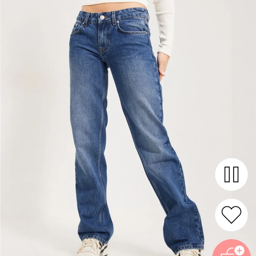 Lågmidjade jeans från Nelly i storlek 32 Passar mig perfekt i längden som är ca 163 cm lång Köptes för 599kr för ca ett år sedan men de är i nyskick ! . Jeans & Byxor.