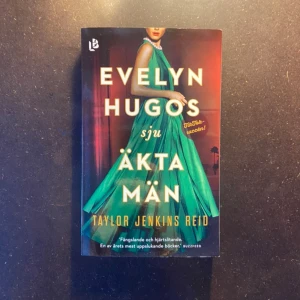 Evelyn Hugos sju äkta män - Evelyn Hugos sju äkta män, pocket. Den är oläst. Pytteliten defekt på undersidan.