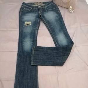 Fina låga jeans flared modell! Midjemått:37cm och innebenslängd:82cm❤️ De passade tyvärr inte mig så kan inte ta bild!❤️☺️
