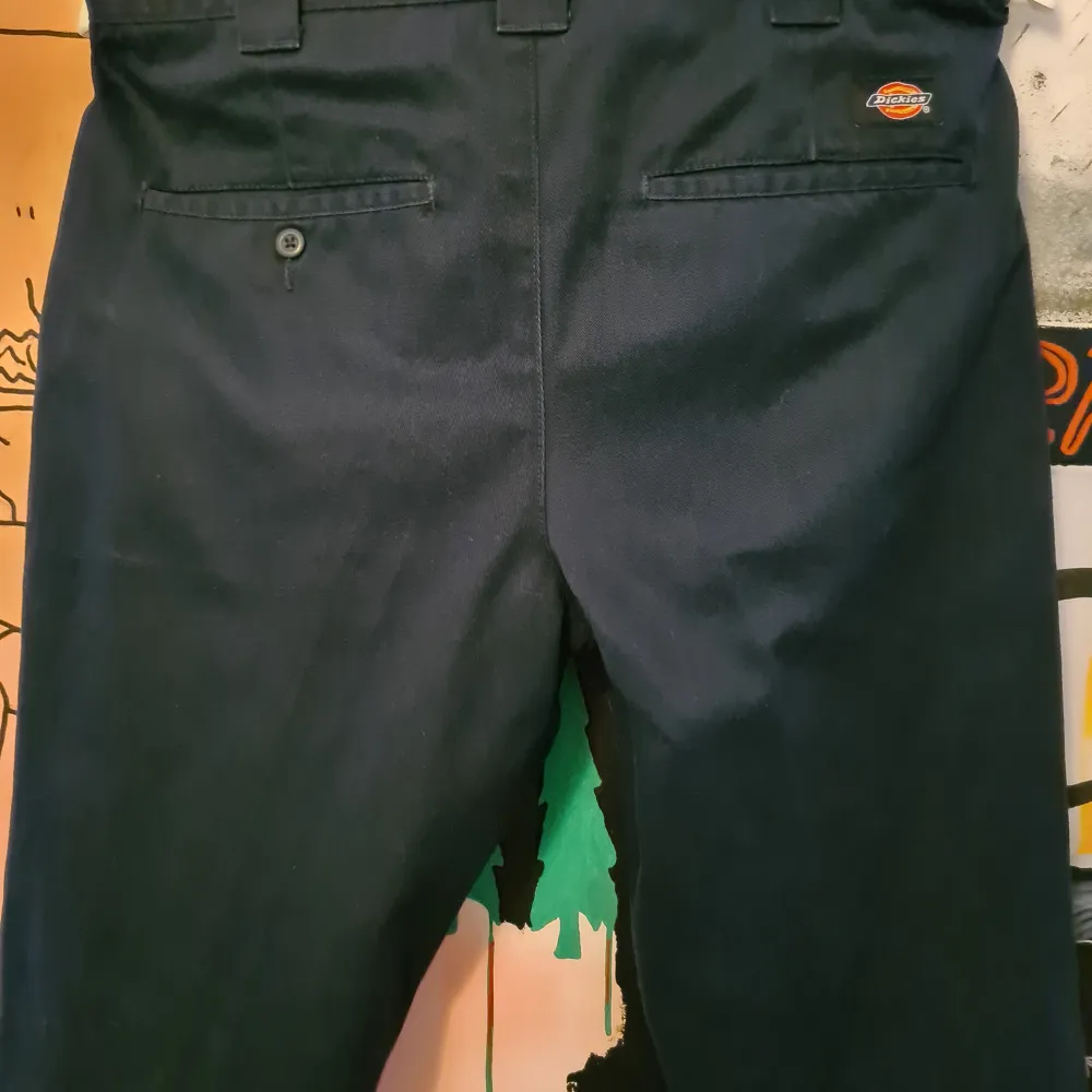 Dickies slim fit byxor size 31/32 navy blue in good condition. Jeans & Byxor.