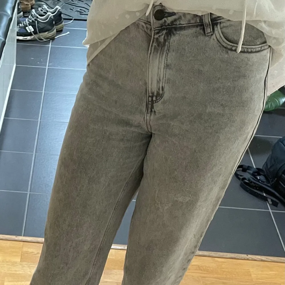Säljer mina grå jeans från Lindex🫶🏼Sitter jättebra och är straight/baggy i modellen! Säljer då de inte används 🫶🏼. Jeans & Byxor.