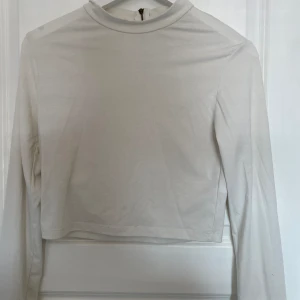 Jätte snygg topp - Jätte snygg topp att ha på sommaren, är i storlek L men skulle säga att den även passar S-M Är med dragkedja i ryggen 