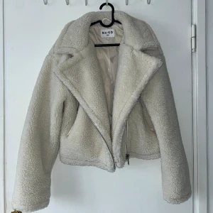 Vit fluffjacka - Jacka i storlek s, aldrig använd 