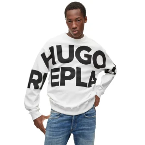 Sweatshirt  crewneck  från Hugo Replay  - Vit sweatshirt  crewneck  med svaet tryck från Hugo Boss samarbetet med Replay. Amvänd 2-3 ggr. Nypris 1399kr.