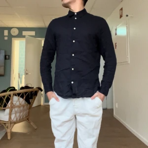 Marinblå skjorta  - En marinblå skjorta från h&m. Använd 4 gånger.