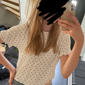 Jättesöt prickig blus  - Säljer min jättesöta prickiga blus från &Other stories då den aldrig kommer till användning🫶🏼Har inga defekter och knappt använd!