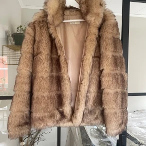 Pälsjacka  - Snygg pälsjacka storlek 34/XS Märke NLY Trend  Mycket fint skick. 