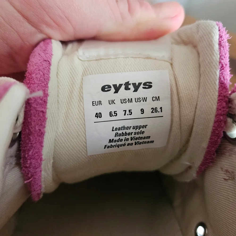 Eytys sneakers i rosa mocka! 🌸💕 Använda endast ett par gånger. Det finns små tecken på användning men dom är väl omhändertagna och är i väldigt gott skick. Kan hämtas i centrala Göteborg eller skickas med post. 🌞. Skor.