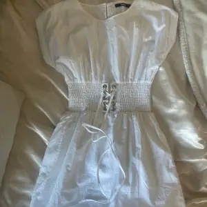 Säljer denna jättefina klänning från bikbok då den inte används och tar upp plats i garderoben. Pris kan diskuteras. Köparen står för frakten.