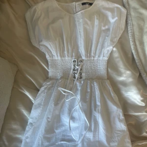 Vit klänning - Säljer denna jättefina klänning från bikbok då den inte används och tar upp plats i garderoben. Perfekt till skolavslutningen. Pris kan diskuteras. Köparen står för frakten.