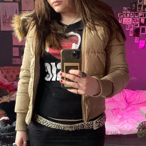 Dunjacka med pälskrage  - Säljer en snygg vinterjacka som inte kommer till användning längre