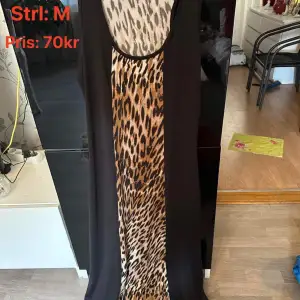 Leopardmönstrad långklänning i storlek: M. Är i gott skick.