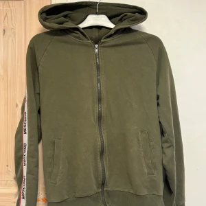 Moschino zip hoodie - Är inte nöjd med passformen på tröjan men det finns inga fel på den.