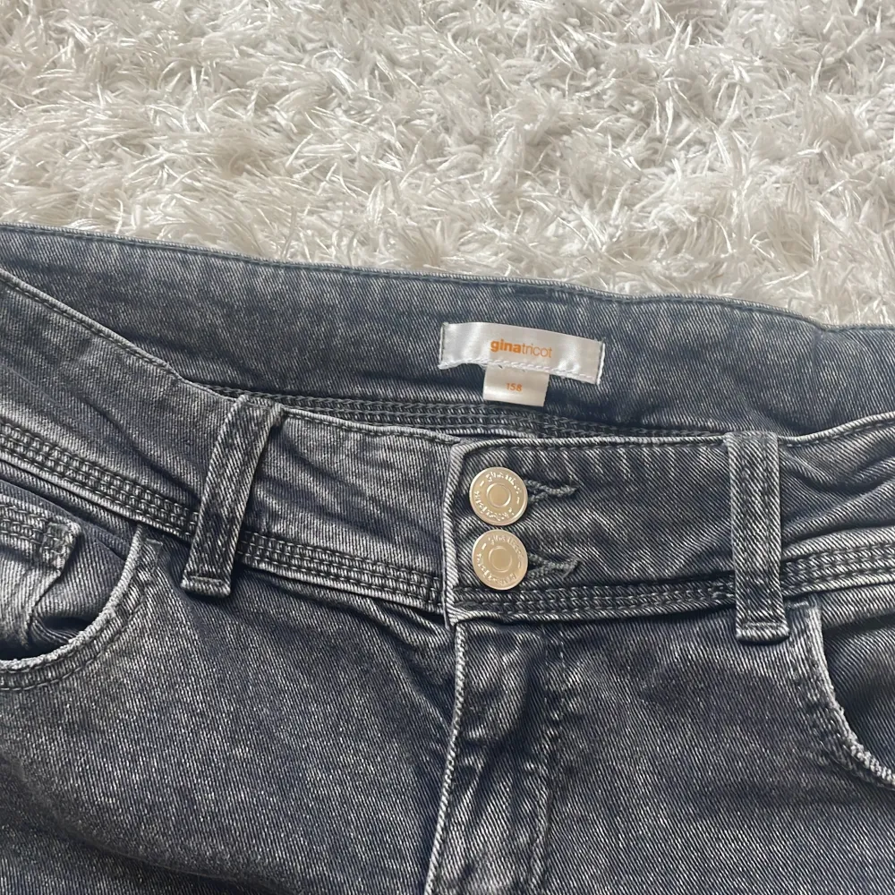 Säljer dess snygga lågmidjade jeansen, knappt använda och i mycket bra skick, har sprättat upp sömmen längst ned så att de skulle bli längre, passar perfekt i längden för mig som är ca 167💕 storlek 158 passar xxs - xs. Jeans & Byxor.