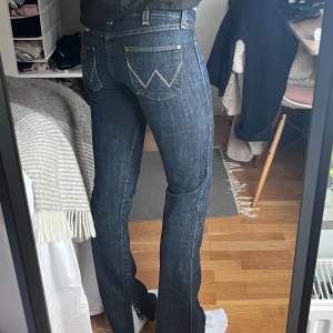 Sååå snygga wrangler jeans. Något tighta för mig som vanligtvis bär s☺️Jag är 168! 