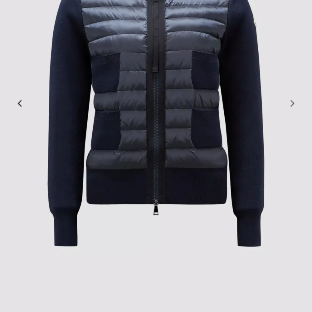 Jag SÖKER en Moncler cardigan, i färgen mörkblå (navy blue). Jag vill ha i storlek S men M kanske kan funka. Skriv ifall ni säljer! Eller vet någon som säljer!💕💕. Jackor.