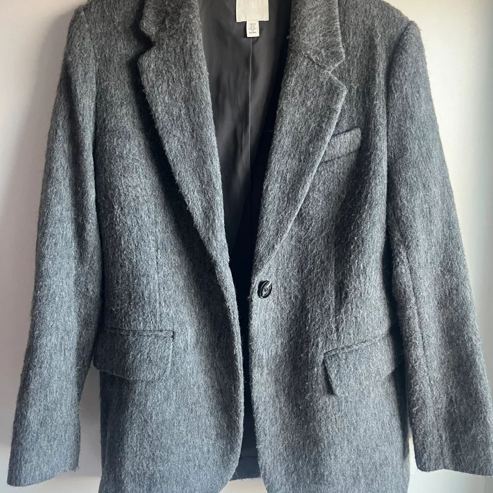Oversized kappa i ull från H&M. Storlek XS, passar även S då den är oversized. Som ny, bara använd ett par gånger. Slut på hemsidan!. Jackor.