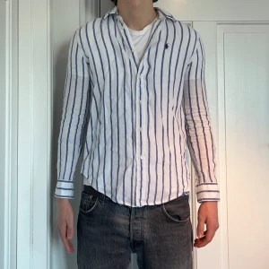 Ralph Lauren skjorta - Säljer min Ralph Lauren linne skjorta  i bra skick. Storlek S