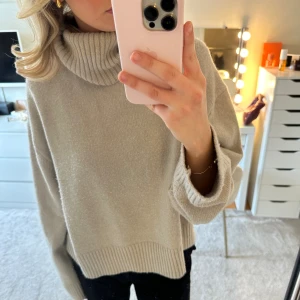 Stickad polo tröja  - Fin gre/beige sticka polo tröja. Lång i armarna som uppskattas! ☺️