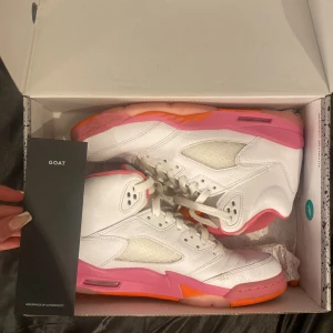 Jordan 5 Pinkpopsicle - Säljer dessa skor älskar de verkligen men de för små hade de 2 gånger. Köpte för 2990kr. De är i stprlek 40.