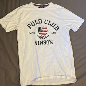 Vinson polo club tshirt i bra skick knappt använd. Skriv vid funderingar, ställ gärna frågor och skriv om ni vill ha fler bilder🤩