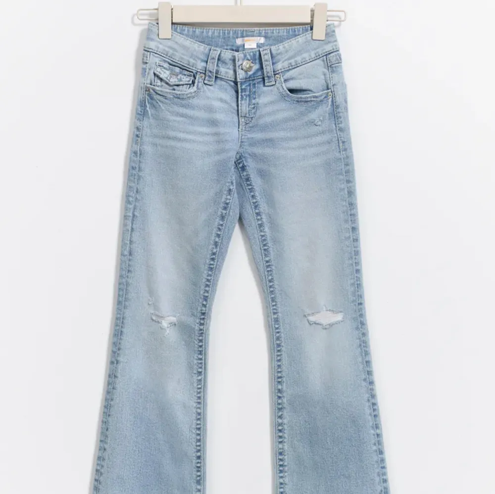 Super fina lågmidjade jeans från Young Gina. Nästan helt nya och endast använda en gång💞. Jeans & Byxor.