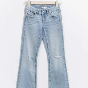 Super fina lågmidjade jeans från Young Gina. Nästan helt nya och endast använda en gång💞