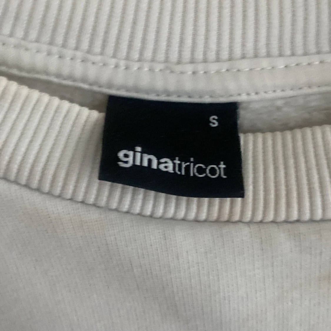 Vit tröja med ljusblått tryck på från Gina Tricot i storlek S men passar mig som har storlek 158/164 fast lite oversized💘💞 - 90