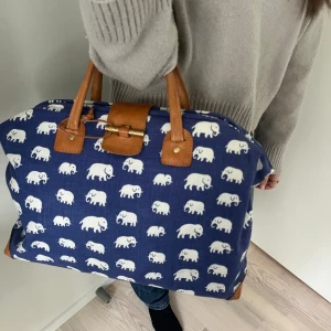 svensk tenn väska - så fin väska från svensk tenn säljs inte längre köpt i sommras använd men i bra skick dock har den tyvärr några fläckar men dom tänker man inte på💞 nypris 2800