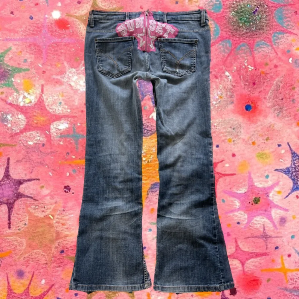 Säljer dessa jeans re- designed av mig. Passar storlek S /M, stretchigt och skönt material. 88 cm midja/höft, 74 innerbenslängd, 40 runt lår. 💕 jag är 168 cm💕. Jeans & Byxor.