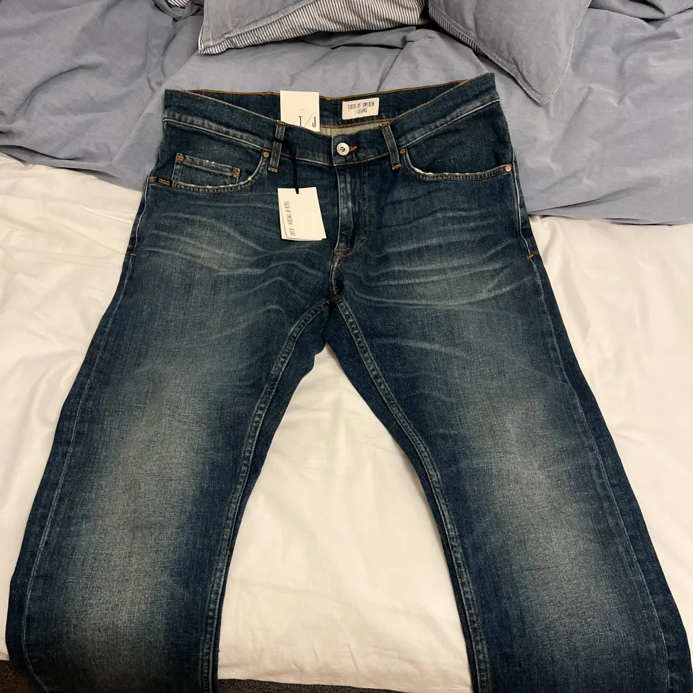 Feta jeans med grisch-passform från Tiger of Sweden (aldrig använda). Nypris 1200 kr. Mitt pris 550 kr. Säljer pga för små . Jeans & Byxor.