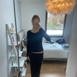 Svart långärmad tröja - Svart långärmad tröja från hm som inte kommer till användning så mycket. Inga defekter. Skriv vid frågor eller fler bilder💕