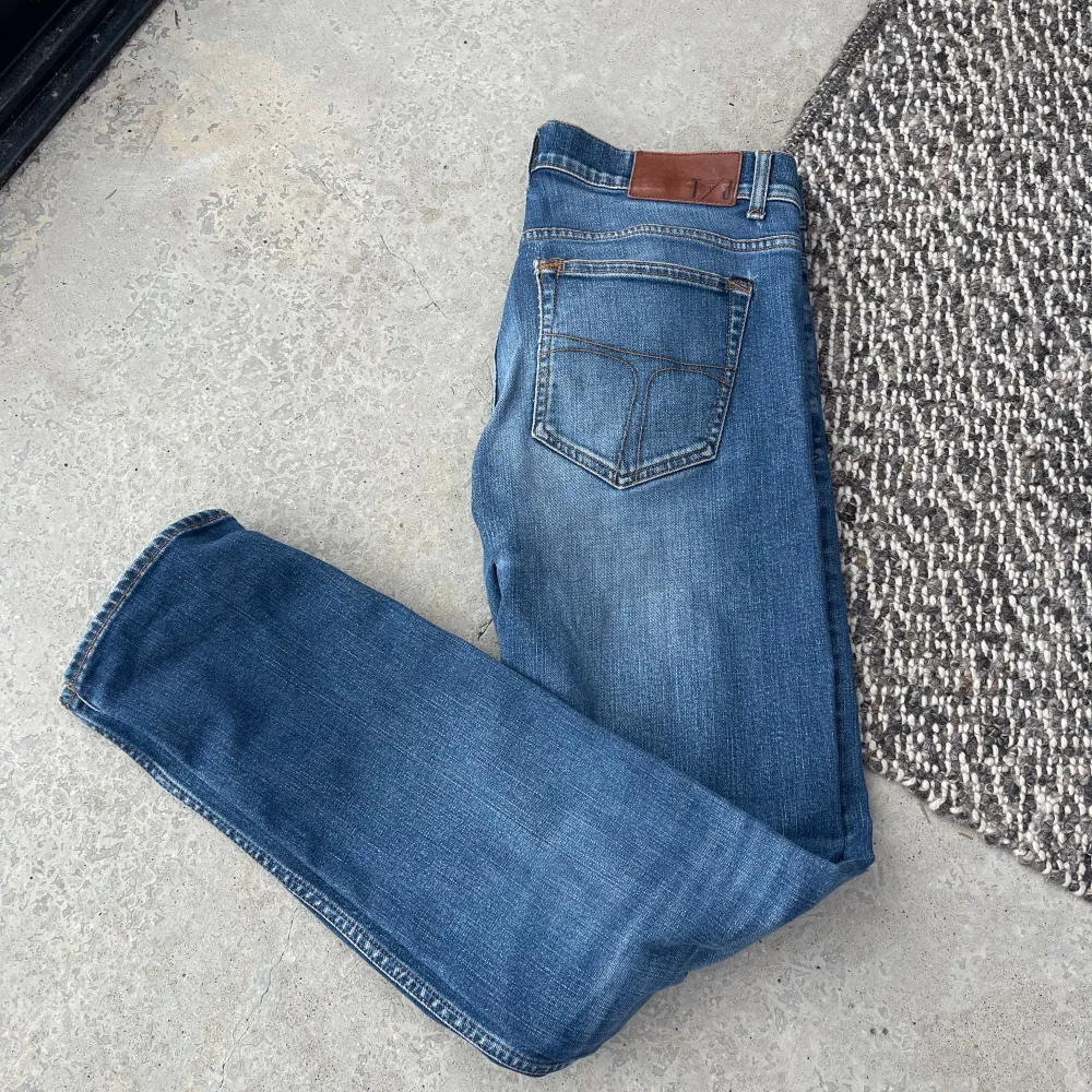 Ett par otroligt schyssta jeans från tiger of Sweden, i princip oanvända.  Nypris - 1600kr. Storlek 31/32. Jag är 171cm (57kg). Kan mötas och frakta!. Jeans & Byxor.