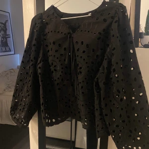 Blus - Helt oanvänd blus, den knyts framtill med snören. Köpare står för frakt 