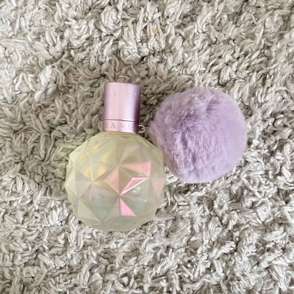 Ariana Grande parfym i doft Moonlight edp❣️ denna används inte längre men luktar väldigt gott!!. Övrigt.