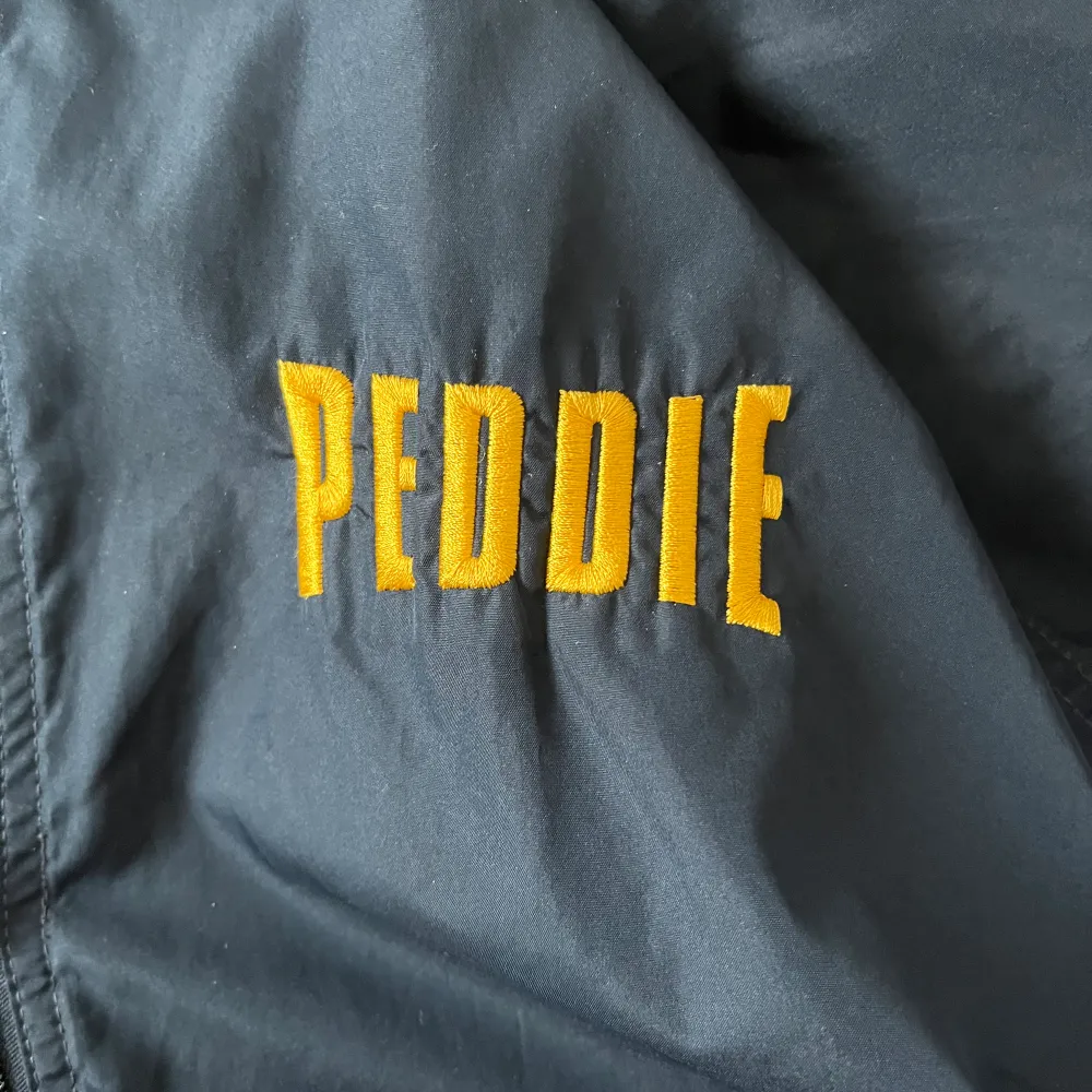 ”Gear Peddie 100% Polyster regnjacka,  använd 1 gång, luftig passform men jackan passar till många outfits och är stilren. Nypris 550 kr.. Jackor.