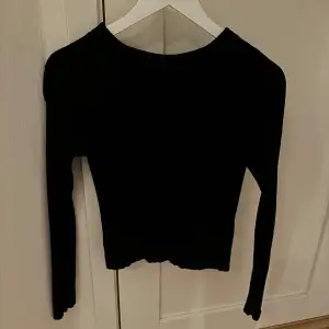 superfint svart takt tröja med öppen rygg från zara, köpt för några månader sen men är knappt andvänd, storlek M men passar S! nypris 350kr! köparen står för frakten!💗💗