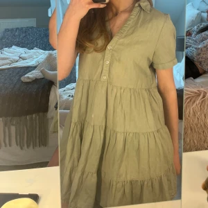 Zara klänning - Grön klänning från Zara som är jättefin nu till sommaren! Klänningen är använd ett fåtal gånger och är i fint skick, nypris är 300kr.