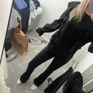 blus - svart volangblus, aldrig använd