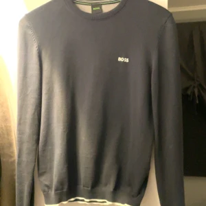 Hugo boss tröja - Tja, säljer nu min Hugo boss tröja i storlek xs, anledning till att jag säljer tröjan är pga den ej kommer till användning och ligger bara i garderoben. Skick: 10/10, inprincip oanvänd. Nypriset: 1345kr. Mitt pris 399. Önskar er allt gott//Kevin. 