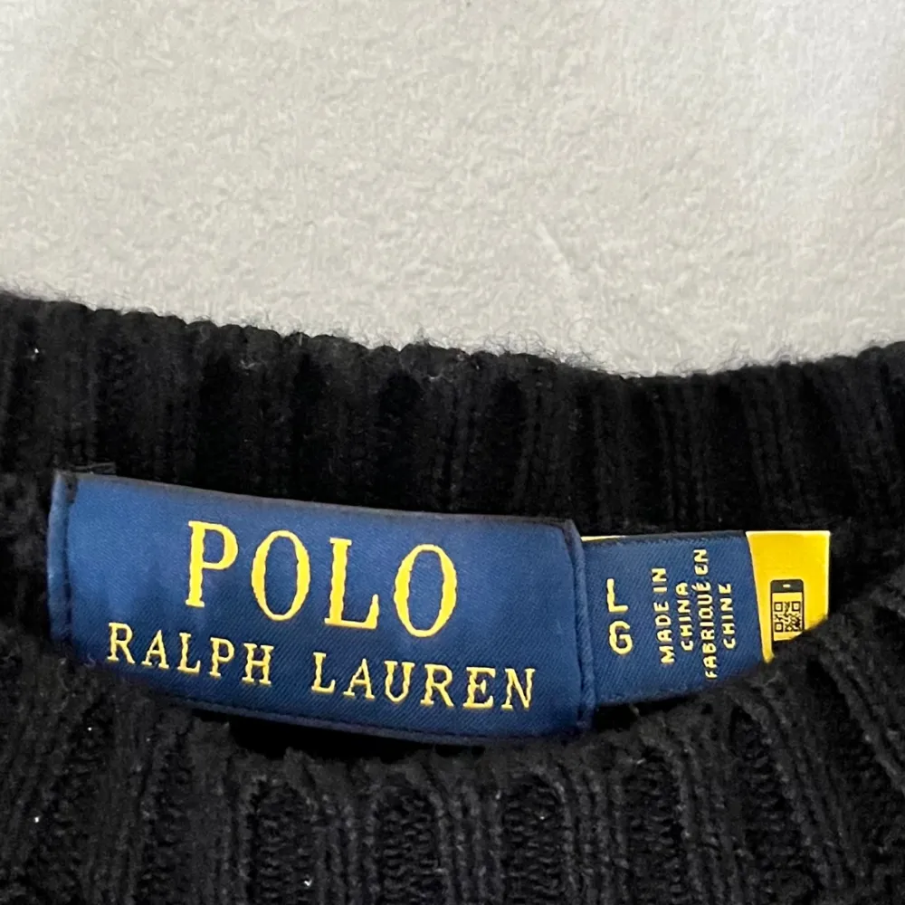 Kabel stickad tröja från Ralph Lauren i storlek L. Använd ca 5 ggr så den är sparsamt använd. Skicka meddelande om du har några funderingar. Tröjor & Koftor.